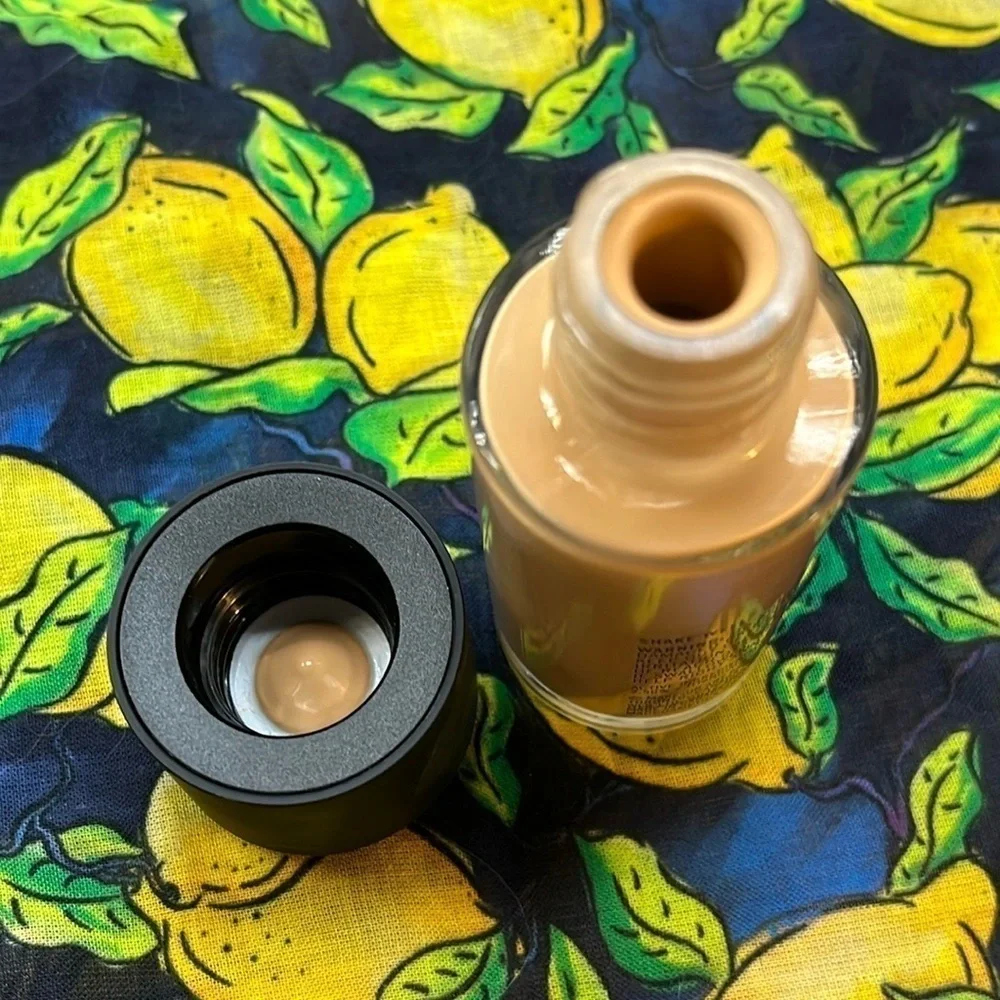 Brand New MAC Studio Fix Fluid SPF15 Foundation NC25 Matte Finish Long-Wearing